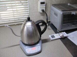 Pour-over kettle with closed lid
